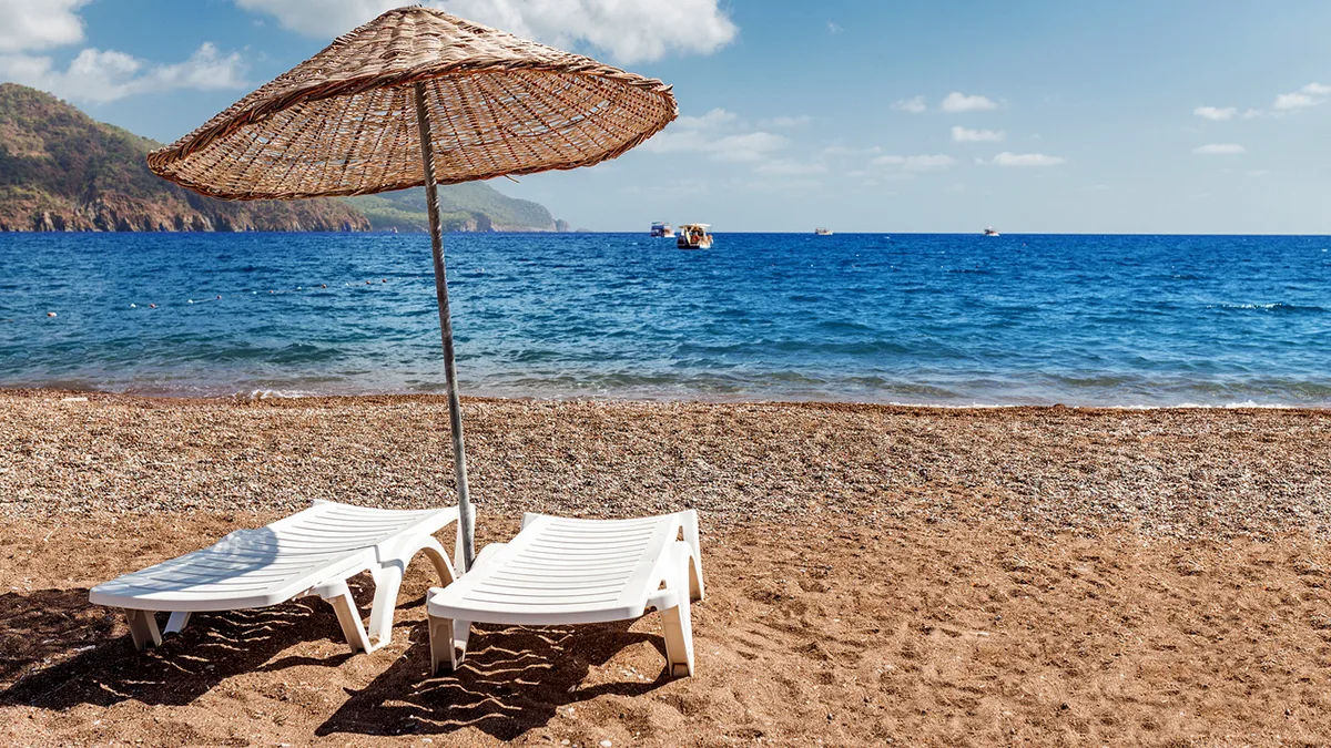 Türkei Strand mit leeren Liegen Foto iStock frantic00 Türkei Strand mit leeren Liegen Foto iStock frantic00.jpg