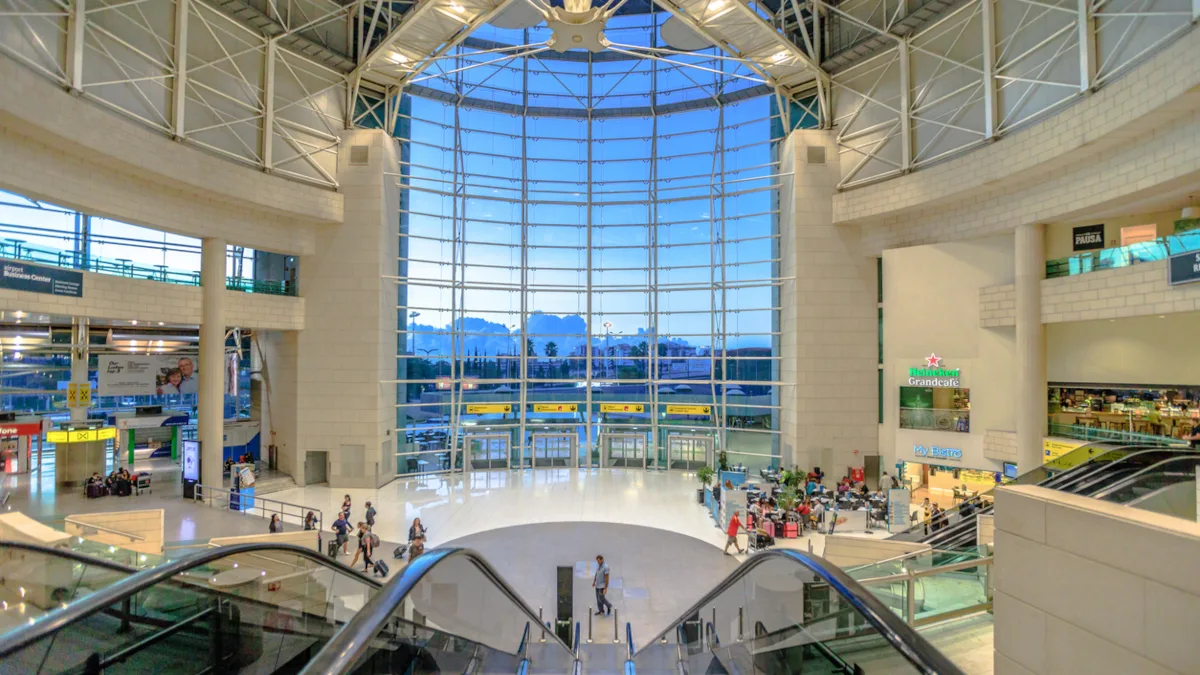 Portugal Lissabon Flughafen Umberto Delgado iStock bennymarty -852485790 Vom Flughafen Lissabon in die Stadt werden jetzt Taxis zum Festpreis angeboten