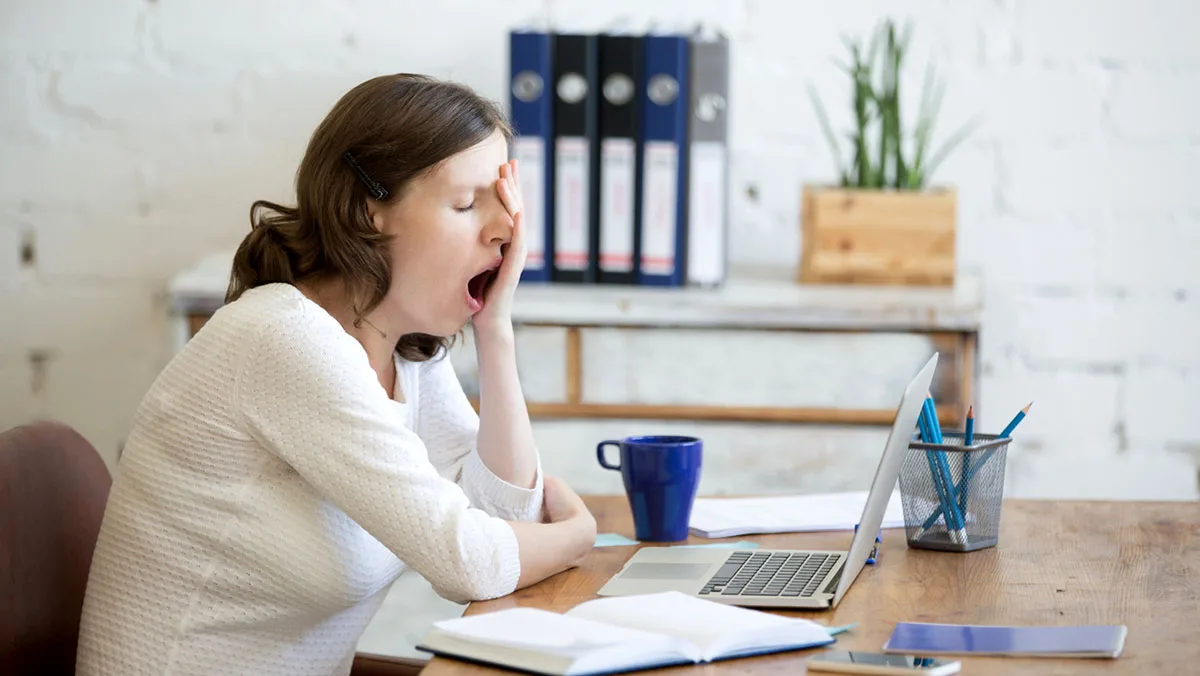 Gähnen iStock fizkes-593328330 Gähnende junge Frau