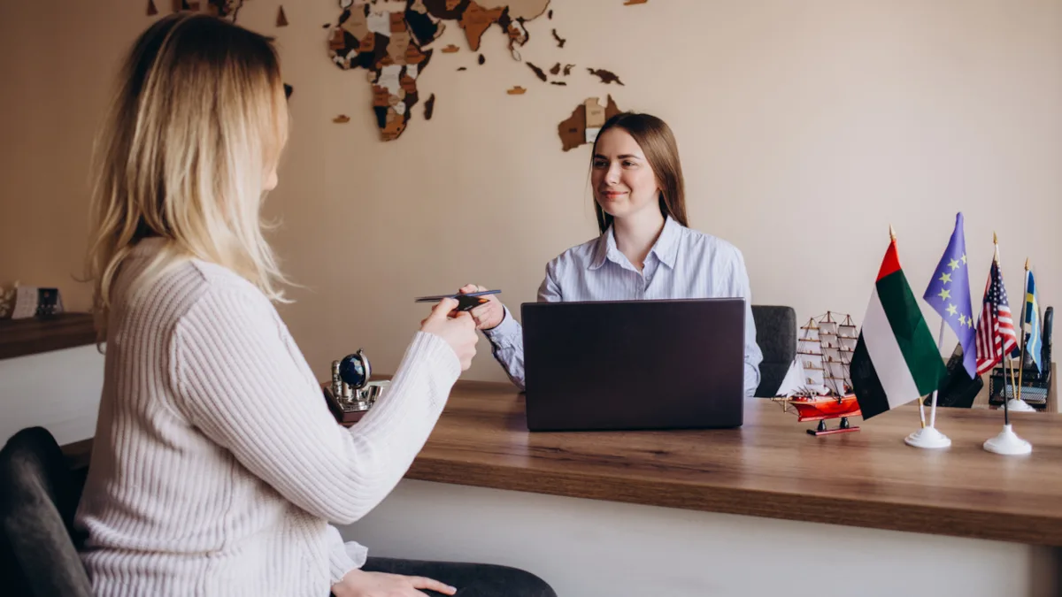 37593cd7c1b2-Reisebuero-iStock-Fenton-Roman-2161114346 Reisebüro