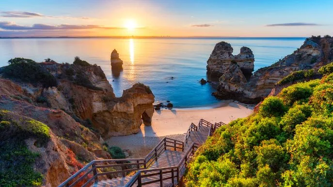 Portugal Foto iStock DaLiu Portugal Algarve Praia do Camilo Foto iStock DaLiu