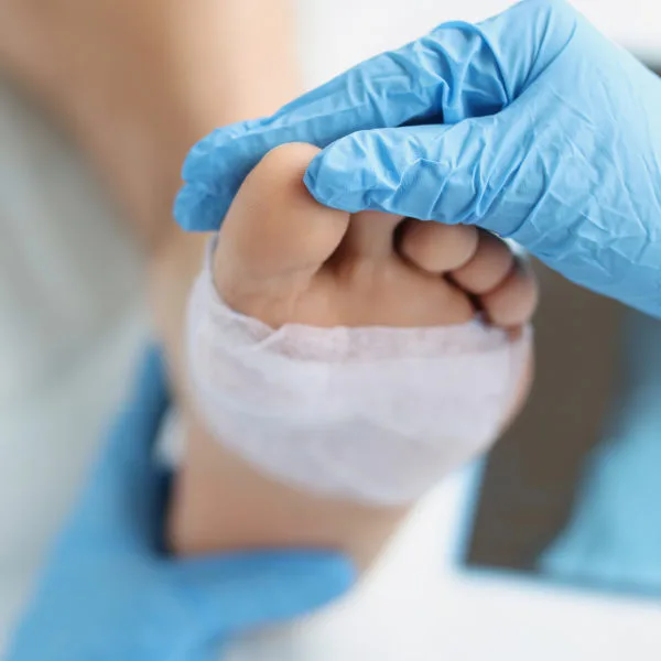 e7f95fc23140-iStock-1406633265 Wunde Pflegekraft Diabetes