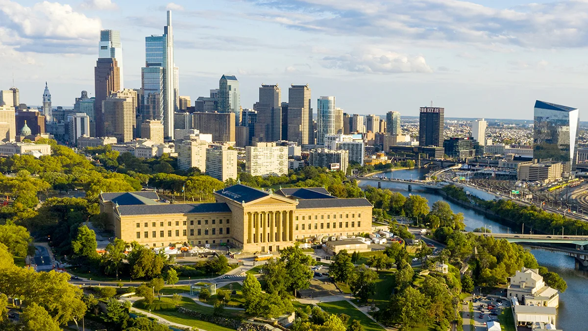 USA Philadelphia Skyline with Fairmount Park Foto PHLCVB USA Philadelphia Skyline with Fairmount Park Foto PHLCVB