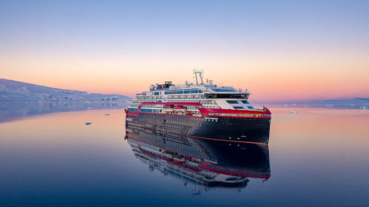 89692de868fd-Hurtigruten-Expeditions-Roald-Amundsen-Foto-Dan-Avila HX Roald Amundsen